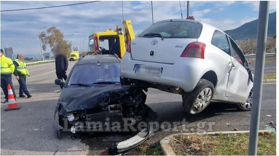 Τρεις τραυματίες σε σοβαρό τροχαίο ατύχημα σε παράδρομο του ΠΑΘΕ, στο ύψος της Φθιώτιδας