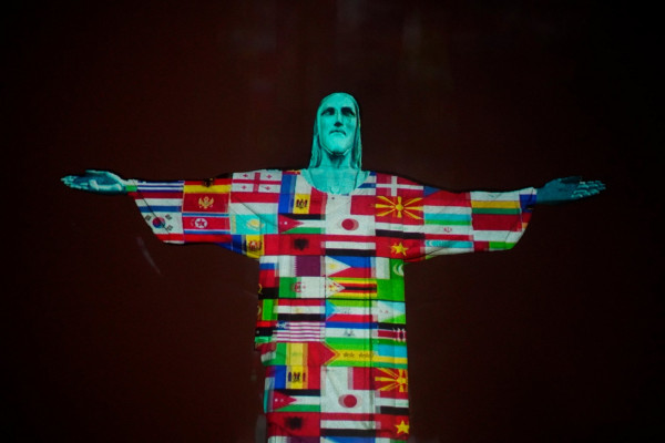 Κορονοϊός: Το άγαλμα του Χριστού στη Βραζιλία φωτίστηκε με σημαίες χωρών που έχουν πληγεί από τον ιό