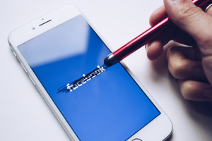 «Εθισμένοι» στα social media χρίζουν ιατρικής βοήθειας, τι λένε οι ειδικοί