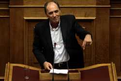 Υφεση κάτω από 2,5% το 2015 λέει ο Σταθάκης
