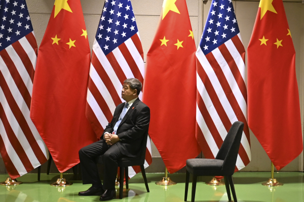 «Τα γυρίζει» ο Τραμπ για τους δασμούς στην Κίνα: Πόσο μπορεί να κρατήσει ο «μήνας του μέλιτος»