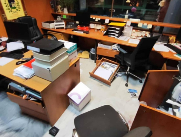 Διάρρηξη στο δημαρχείο Σαρωνικού (Φωτογραφίες)