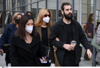 Έφτασε στο δικαστήριο ο Πέτρος Φιλιππίδης, στο πλευρό του η γυναίκα του και ο γιος του, ξεκινά η δίκη (βίντεο)