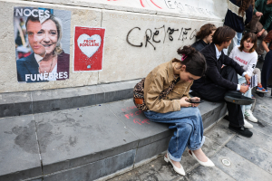 Άλλα λένε οι δημοσκοπήσεις, άλλα η Λεπέν: «Θα έχουμε την απόλυτη πλειοψηφία»