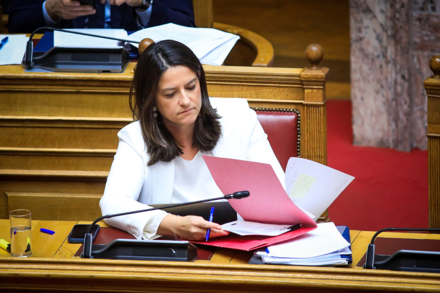 Κατατέθηκε στη Βουλή η διάταξη για τη μείωση των ασφαλιστικών εισφορών στις υπερωρίες