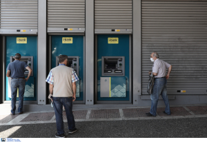 Στο τραπέζι μειώσεις στις τραπεζικές χρεώσεις