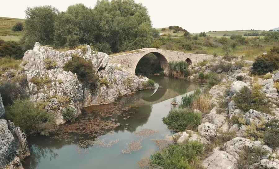 Το τοπίο που θυμίζει Ζαγοροχώρια και βρίσκεται 50 λεπτά από την Αθήνα