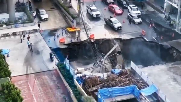 Η σοκαριστική στιγμή που ανοίγει κρατήρας 50 μέτρων σε πολυσύχναστο δρόμο στην Μπανγκόκ