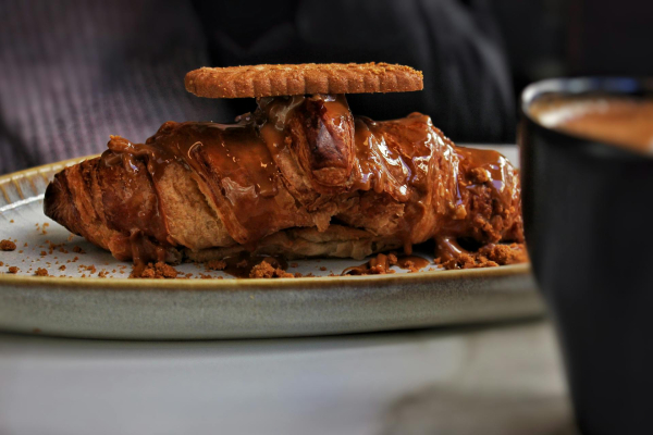 Τσουρέκι Lotus: Η μοντέρνα εκδοχή του πασχαλινού γλυκού σε ακαταμάχητη γεύση