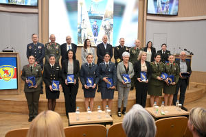 Το ΓΕΕΘΑ βράβευσε 12 γυναίκες για την προσφορά τους στις ένοπλες δυνάμεις, παρουσία Δένδια