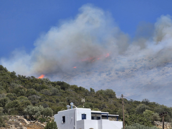 Αναζωπύρωση της φωτιάς στην Πάρο - Μπαράζ «112» για εκκενώσεις