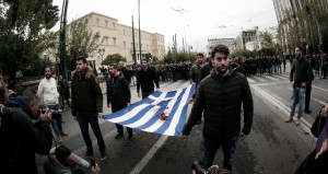 Ψάχνουν την σημαία του Πολυτεχνείου - Πόλεμος ΠΑΣΠ και νεολαίας ΣΥΡΙΖΑ για την αιματοβαμμένη και αν κατέληξε στην Κουμουνδούρου