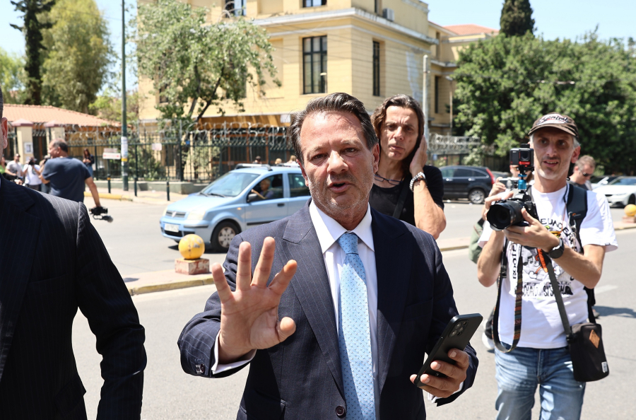 Ο Λύτρας απαντά στη σύζυγό του με μήνυση - Ο ποινικολόγος κρατείται στο ΑΤ Ν.Φιλαδέλφειας