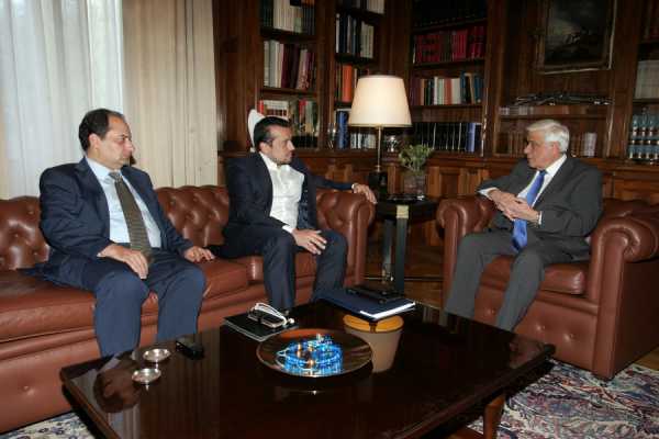 Ο Παυλόπουλος ενημερώθηκε για τις τηλεοπτικές άδειες