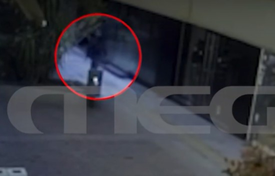 Βριλήσσια: Η στιγμή που ο δράστης τρέχει μετά την απόπειρα διάρρηξης στο σπίτι του Πούμπουρα