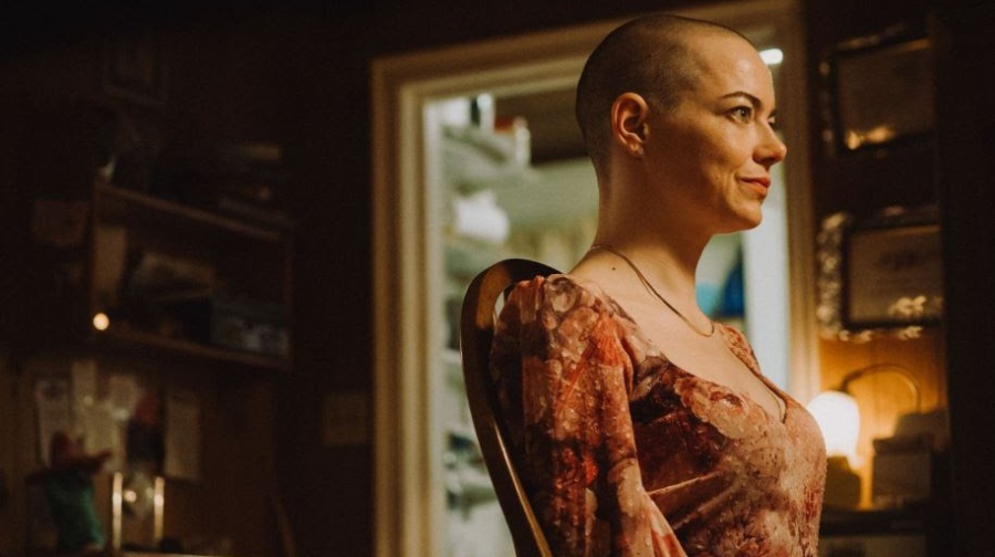 Καν'το όπως η Έμα Στόουν: Θεατές ξυρίζουν τα κεφάλια τους για να δουν δωρεάν το Bugonia του Λάνθιμου