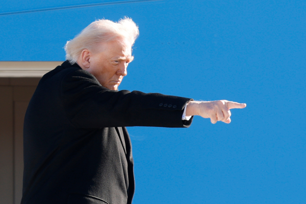 Με το δάχτυλο στη σκανδάλη ο Τραμπ: Οι απειλές του Ιράν και ο συναγερμός στη Μέση Ανατολή