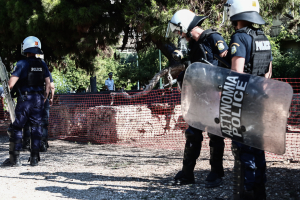 Επίθεση με πέτρες σε αστυνομικούς στο πάρκο Δρακοπούλου στα Πατήσια