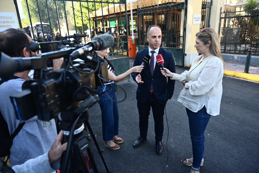 Έρχονται οι πρώτες μηνύσεις για τις υποκλοπές...