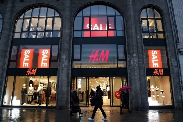 «Κύμα οργής» για διαφήμιση της H&amp;M με μαύρο αγοράκι (pic)