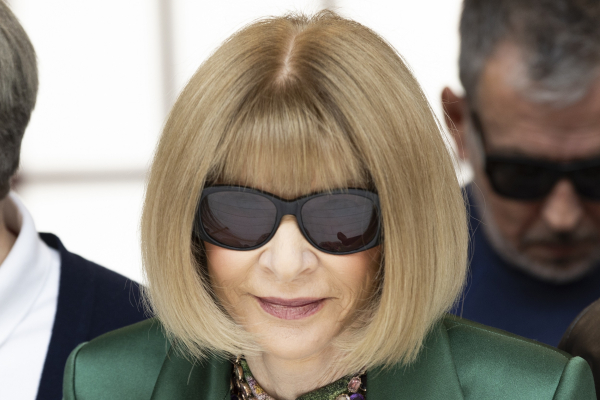 Το BBC ρώτησε την Άννα Γουίντουρ γιατί δεν αποχωρίζεται τα γυαλιά ηλίου - Η αινιγματική απάντησή της