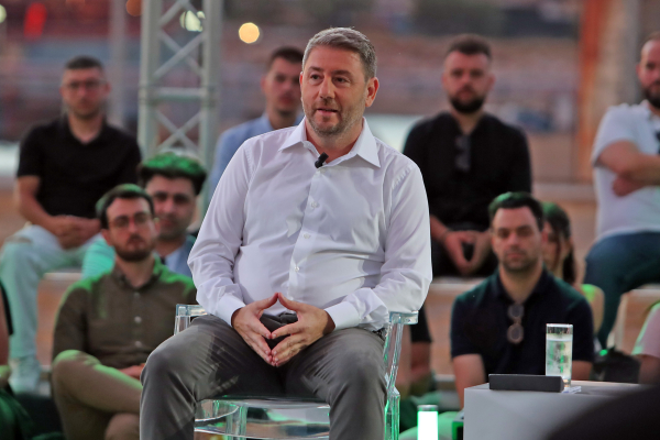 Συμπτώσεις και διαφορές στην… αδιαμεσολάβητη σχέση του Ανδρουλάκη με τους νέους