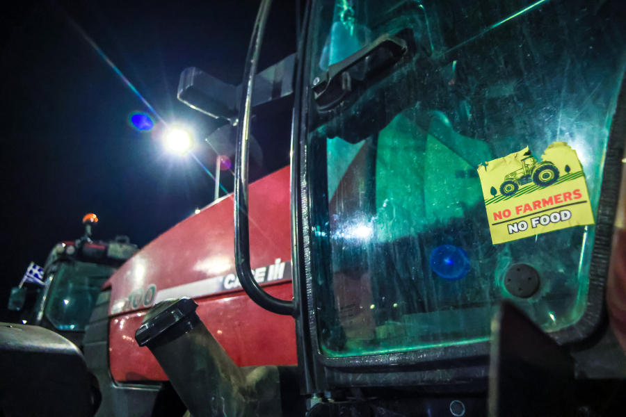 Κλιμακώνουν τις κινητοποιήσεις οι αγρότες - Κλείνουν δρόμοι