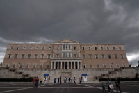 Κακοκαιρία «Μπάλλος»: Πρόβλημα και στη Βουλή, μπήκαν νερά, έπεσε κομμάτι μάρμαρο