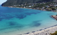 Οι τιμές στις οργανωμένες παραλίες της Αττικής για το 2026