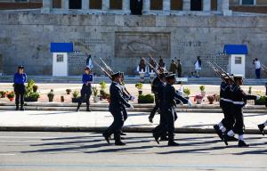 28η Οκτωβρίου: Εικόνες από τη μαθητική παρέλαση στην Αθήνα - Έβαλαν αστυνομικούς στον Άγνωστο Στρατιώτη