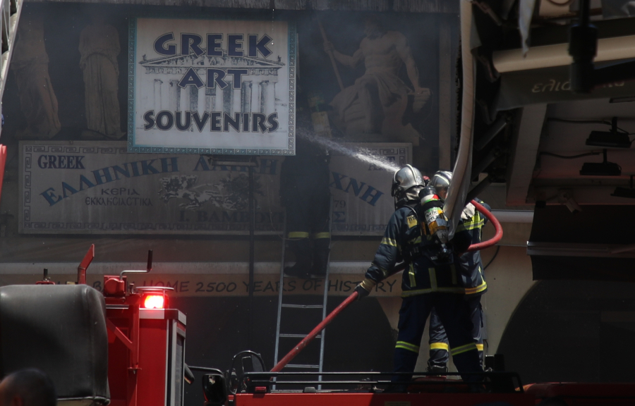 Πώς ξέσπασε η φωτιά σε κατάστημα στη Θεσσαλονίκη: Στο νοσοκομείο τρεις πυροσβέστες