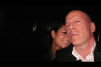 Μπρους Γουίλις: Η πρώτη δημόσια εμφάνιση μετά τη διάγνωση με άνοια (βίντεο)