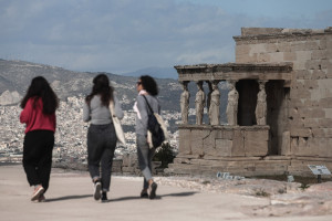«Σαρώνει ο κορονοϊός στην Αττική - «Εστία» το κέντρο της Αθήνας