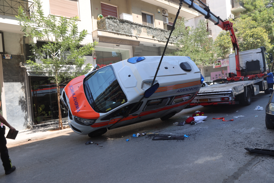 Κατέληξε ο ασθενής τον οποίο μετέφερε το ασθενοφόρο που ανετράπη στο Γουδή