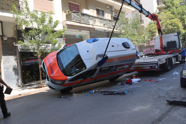Κατέληξε ο ασθενής τον οποίο μετέφερε το ασθενοφόρο που ανετράπη στο Γουδή