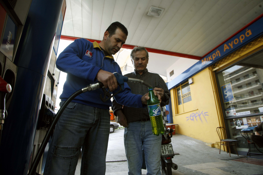 Ξανά στην ανηφόρα οι τιμές στα καύσιμα: Η ακρίβεια βάζει στο τραπέζι νέο Fuel Pass