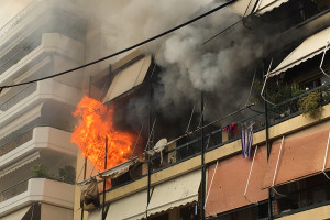 Φωτιά σε διαμέρισμα στη Νέα Σμύρνη- Απεγκλωβίστηκαν τέσσερα άτομα