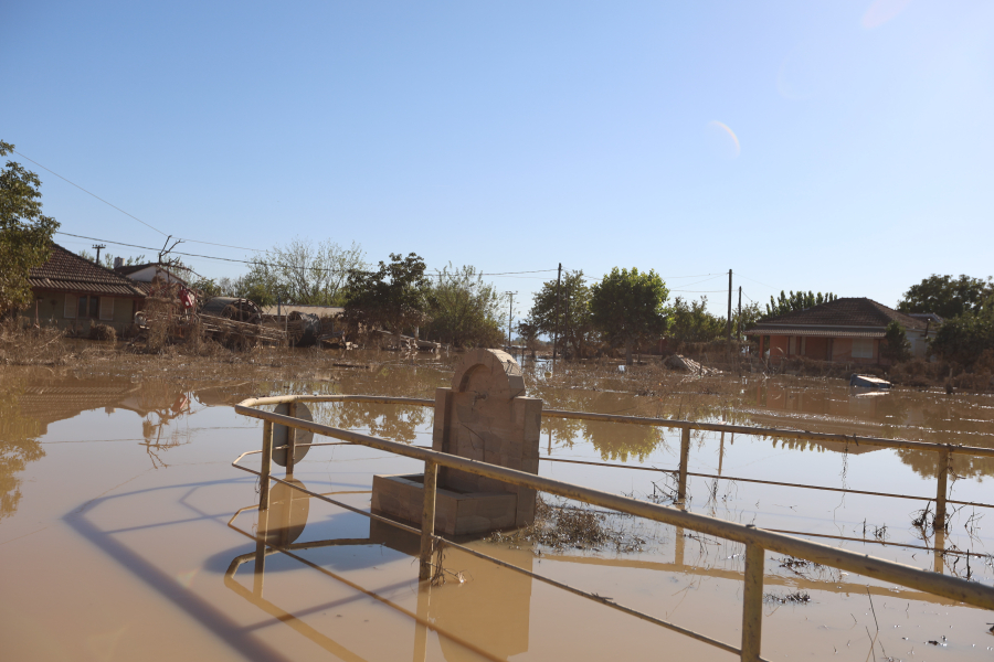 Πλημμύρες στη Θεσσαλία: Η Αθηνών - Θεσσαλονίκης παραμένει κλειστή, απομακρύνθηκαν όσοι κάτοικοι ζήτησαν βοήθεια