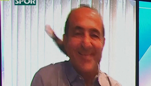 Επικό βίντεο με γάτα να... «χτυπάει» τον ιδιοκτήτη της σε ζωντανή μετάδοση