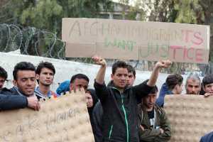 Σάμος: Καθιστική διαμαρτυρία προσφύγων και μεταναστών