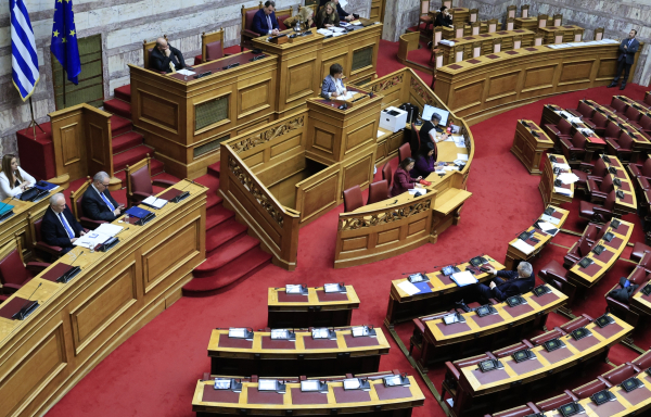 Χριστουγεννιάτικος «μποναμάς» στα κόμματα