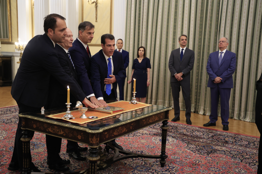 Ορκίστηκαν τα νέα μέλη της κυβέρνησης