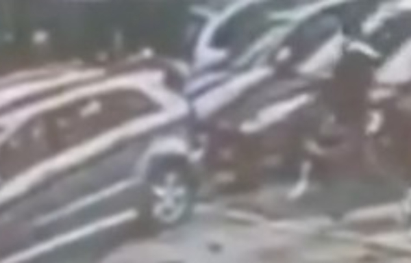 Βριλήσσια: Η στιγμή που άνδρας παρασέρνει υπάλληλο ΕΛΤΑ με το αυτοκίνητό του (βίντεο)