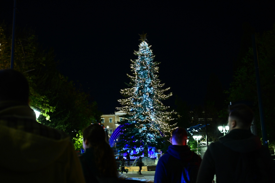 Χριστούγεννα στην Αθήνα: Στολίστηκε το δέντρο στο Σύνταγμα, την Πέμπτη η φωταγώγηση (Εικόνες)