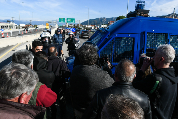 Ένταση και χημικά στην Πάτρα: Οι αγρότες ήθελαν ανοιχτά διόδια, η ΕΛΑΣ έκοψε την κυκλοφορία