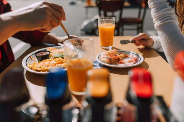 Πάτρα: Το brunch εξελίχθηκε σε μαζική τροφική δηλητηρίαση - Στο νοσοκομείο 13 άτομα, μία σύλληψη
