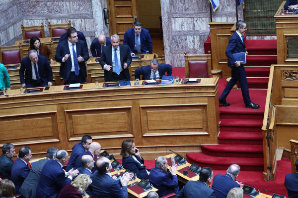 Βουλή: Η Ελλάδα σε πολιτική περιδίνηση για τα Τέμπη