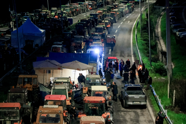 Δεν κάνουν πίσω οι αγρότες: Επόμενος στόχος λιμάνια, γέφυρα Ρίου Αντιρρίου - Πού έχει μπλόκα