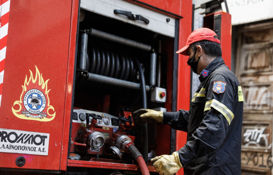 Φωτιά τώρα στο Αιγάλεω σε επιχείρηση με ανακυκλώσιμα υλικά