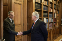 Μια παράγραφο για Σαμαρά, ολόκληρο ρεπορτάζ για Τσίπρα